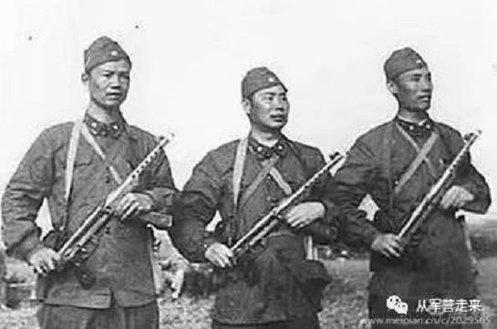毛主席一声号令，将军们踊跃下连队当兵