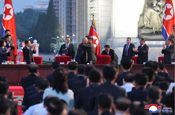 朝鲜庆祝祖国解放80周年大会隆重举行 金正恩出席