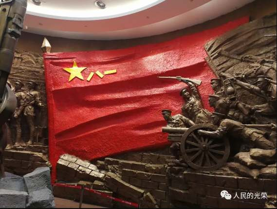 南昌起义打的是国民党的旗子，秋收起义第一次打出共产党的旗帜！