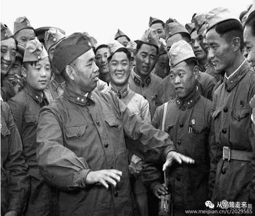 毛主席一声号令，将军们踊跃下连队当兵