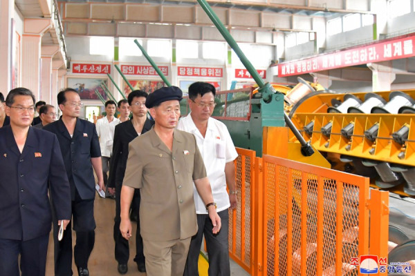 朝鲜总理金德训考察平壤市和南浦市一些部门工作