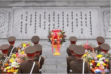 金正恩同志分别向辽宁省沈阳市抗美援朝烈士陵园和丹东市抗美援朝纪念塔送花篮，以纪念中国人民志愿军赴朝参战７０周年