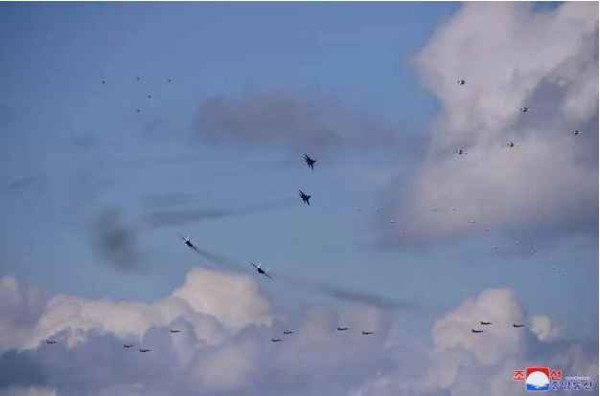 金正恩指导人民军远程炮兵部队和空军飞行队火力打击训练