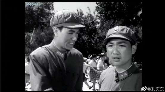 孔庆东：发了一段电影《雷锋》里面雨中送母子的片段