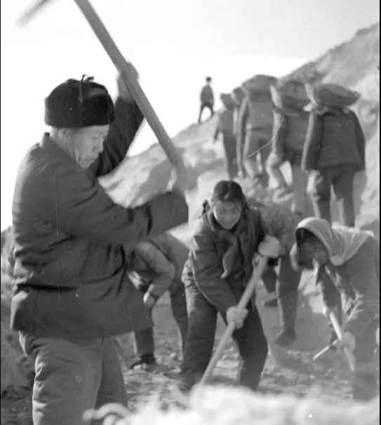 艰难奠基，新中国前三十年史诗般波澜壮阔的工业史（中）