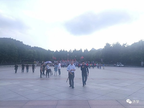 东方红，太阳升，中国出了个毛泽东：毛主席家乡是韶山，是长沙，是湖南，是中国，是不是？