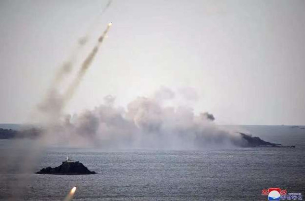 金正恩指导人民军远程炮兵部队和空军飞行队火力打击训练