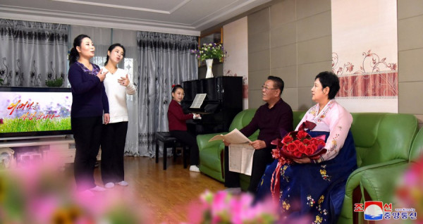 朝中社综述：让母亲们实现人生理想的伟大怀抱