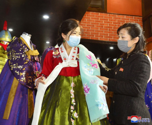 朝鲜:不同款式服装符合民族情趣和现代审美观