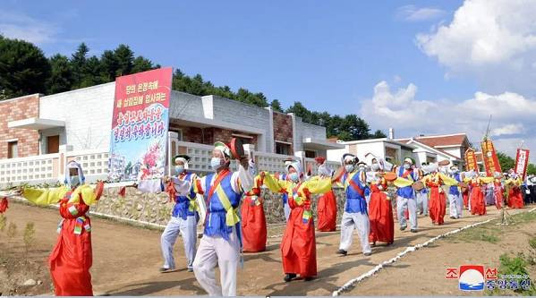 朝鲜平安北道慈江道江原道两江道多个农村转变成为幸福家园，劳动群众换新房