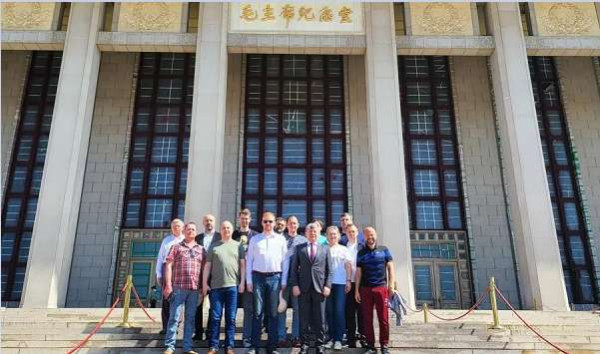 临别北京，结束访问：俄共中央新闻代表团登机前要求拜谒毛主席纪念堂