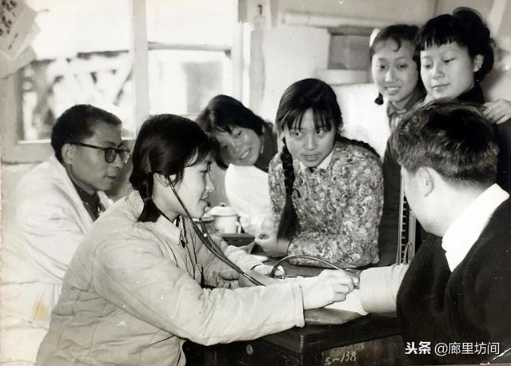老照片:广阔天地把根扎 1968年到1985年遍布乡村的赤脚医生