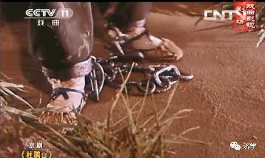 样板戏《杜鹃山》提出真问题：为什么砸开的铁镣又戴上？