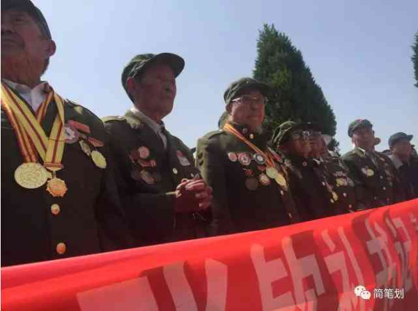 “兰考好县长”13年祭 ，千名百姓坟前含泪树碑