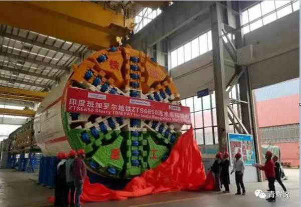 印度当年从中国买回8台盾构机，如今在藏南挖通了隧道！