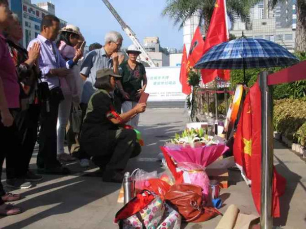 各地人民自发纪念毛主席逝世40周年