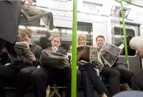 中国人地铁里玩手机，欧洲人看书？背后真相竟是…