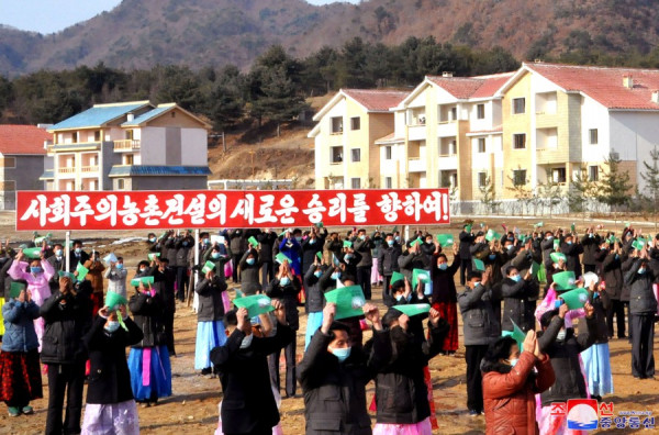 朝鲜：各地农村相继迎来乔迁之喜