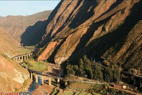 当外国人得知中国要修建这条铁路时，嘲笑中国人是疯了