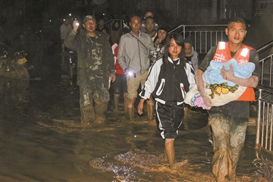 甘肃省部分市州遭遇特大暴雨引发山洪 武警官兵和民兵闻令而动抢险救灾