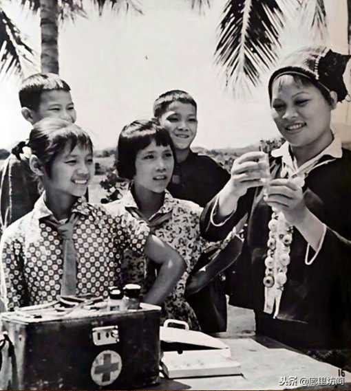 老照片:广阔天地把根扎 1968年到1985年遍布乡村的赤脚医生