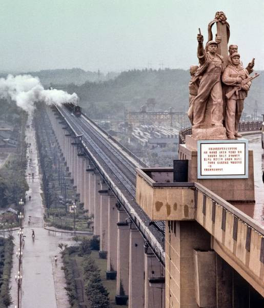 江苏省南京长江大桥上的一个雕塑及基座的变迁