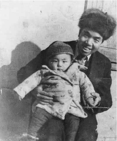 毛泽东最疼爱的侄子毛远新今何在?手拄拐杖,头发花白,令人心酸