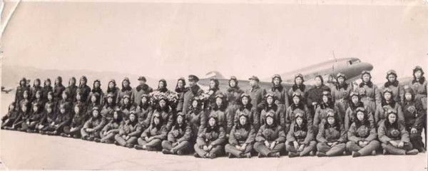 庆祝三八节：1952年3月8日 新中国第一批女飞行员飞过天安门上空