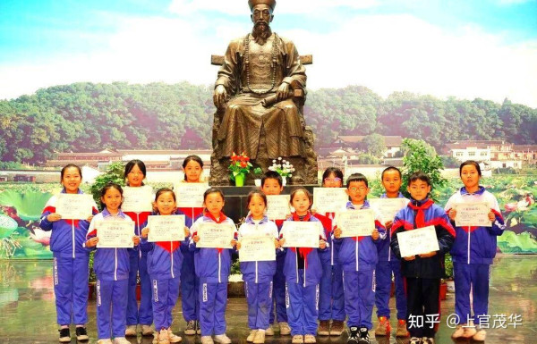 湖南省娄底市建曾国藩学校“为党育人”，在我们看来，此举着实荒唐