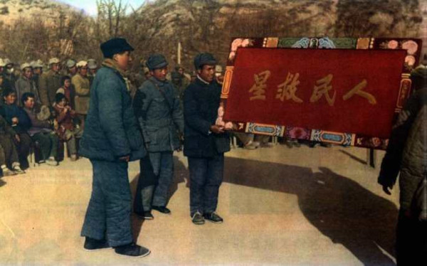 王忠新：诬蔑“毛主席万岁”用心险恶！