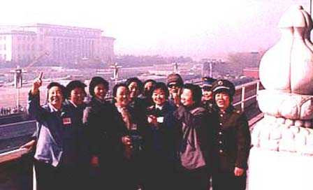 庆祝三八节：1952年3月8日 新中国第一批女飞行员飞过天安门上空