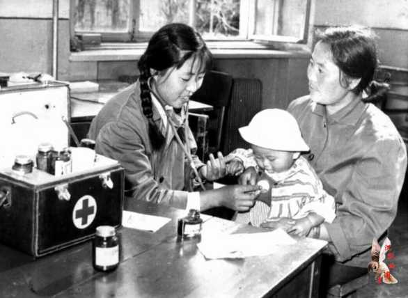 那个年代的宣传画集锦——赤脚医生