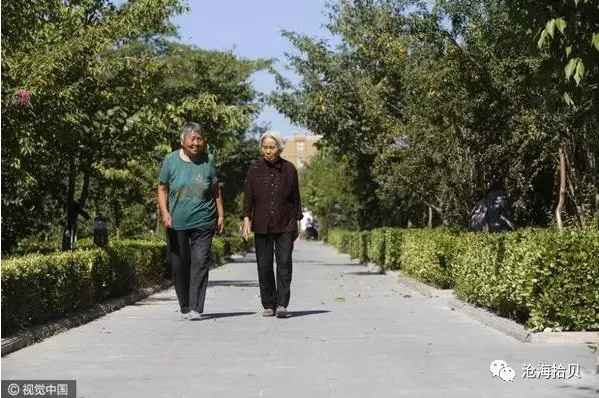 以毛泽东思想为指针坚定不移走社会主义道路的楷模