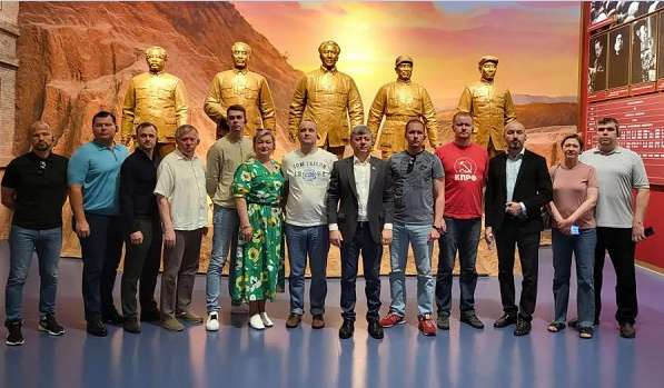 临别北京，结束访问：俄共中央新闻代表团登机前要求拜谒毛主席纪念堂