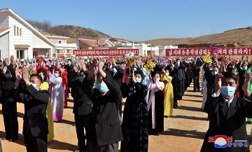 新幸福朝鲜:又有大量农民获得了免费住房,最好的跟独栋别墅似的,想去移民这里可没那么容易!