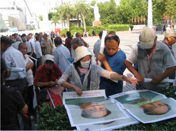 各地人民自发纪念毛主席逝世40周年