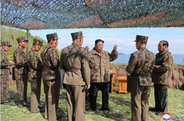 金正恩指导人民军远程炮兵部队和空军飞行队火力打击训练