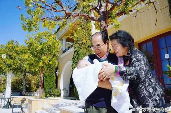 傅晓田在美国诞下一子