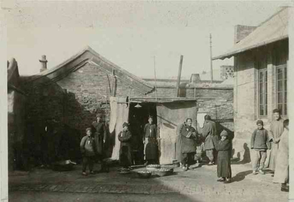 超级工程一览：民国范儿——姜文这番话，为何让公知张鸣勃然大怒？