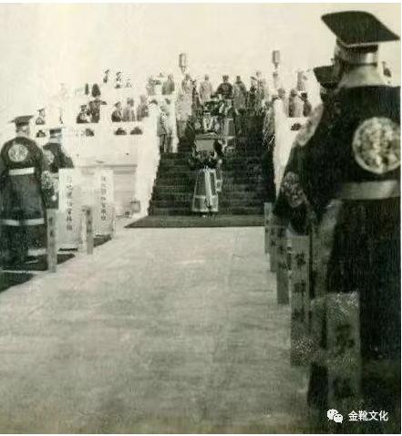 “官僚主义是苏维埃工作的障碍”