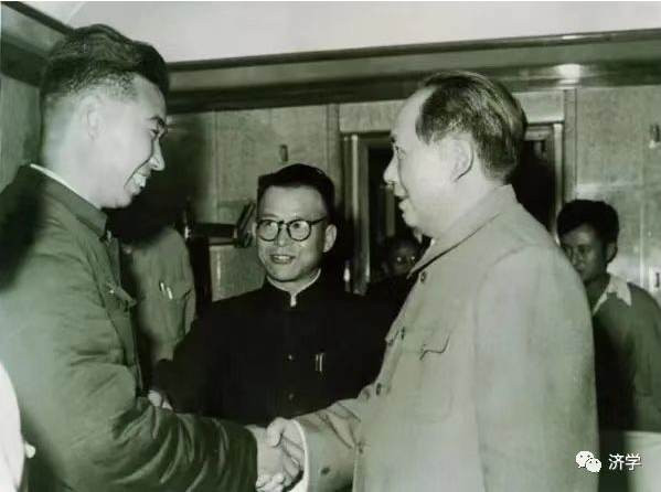 毛主席哺育红旗渠工程领导者建设者：挖掘精神潜力，迸发思想活力