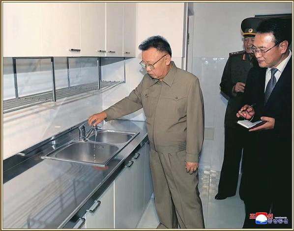 为了人民的幸福——在伟大领导者金正日同志诞辰81周年之际