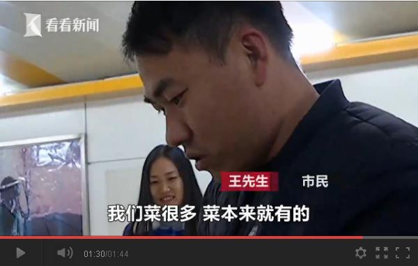 视频｜可怜天下父母心！老太寒夜摆摊卖菜只为替儿还债