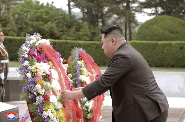 朝中社：敬爱的金正恩同志参谒大城山革命烈士陵园