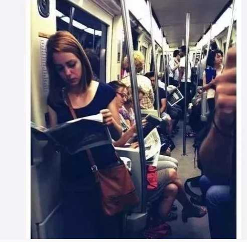 中国人地铁里玩手机，欧洲人看书？背后真相竟是…