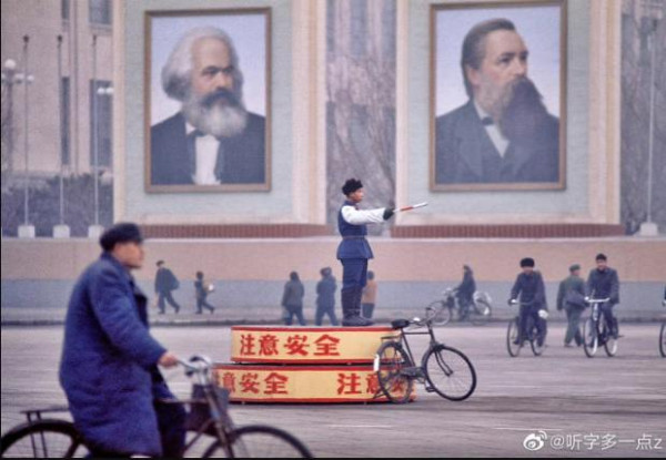 北京市的广场一侧曾树立的马克思和恩格斯画像