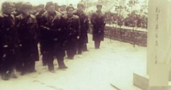 周恩来、陈毅、栗裕在毛岸英的墓前