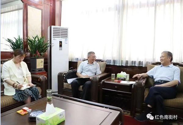 河南省《党的生活》杂志记者到南街村采访