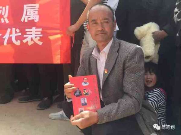 “兰考好县长”13年祭 ，千名百姓坟前含泪树碑