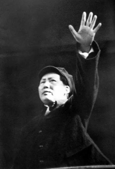 毛泽东走了？不，毛泽东还在！他就是我们，我们就是他！
